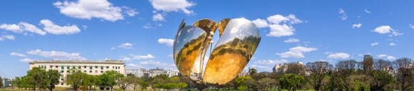 sculputure metallique « Floralis Generica » érigée en l’honneur des fleurs par un prestigieux architecte argentin